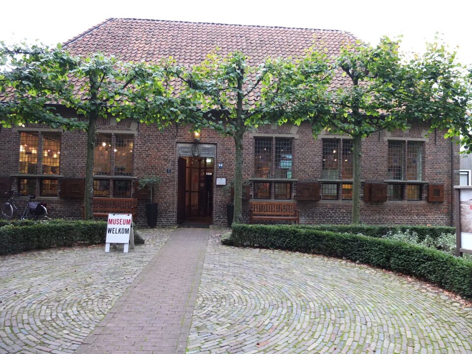 Zicht op een deel van het OERmuseum en Archeologisch Centrum West-Drenthe in Diever