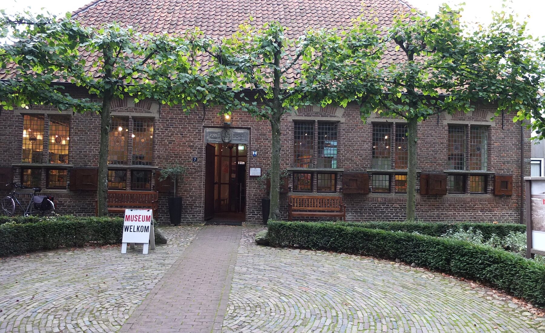 Zicht op een deel van het OERmuseum en Archeologisch Centrum West-Drenthe in Diever